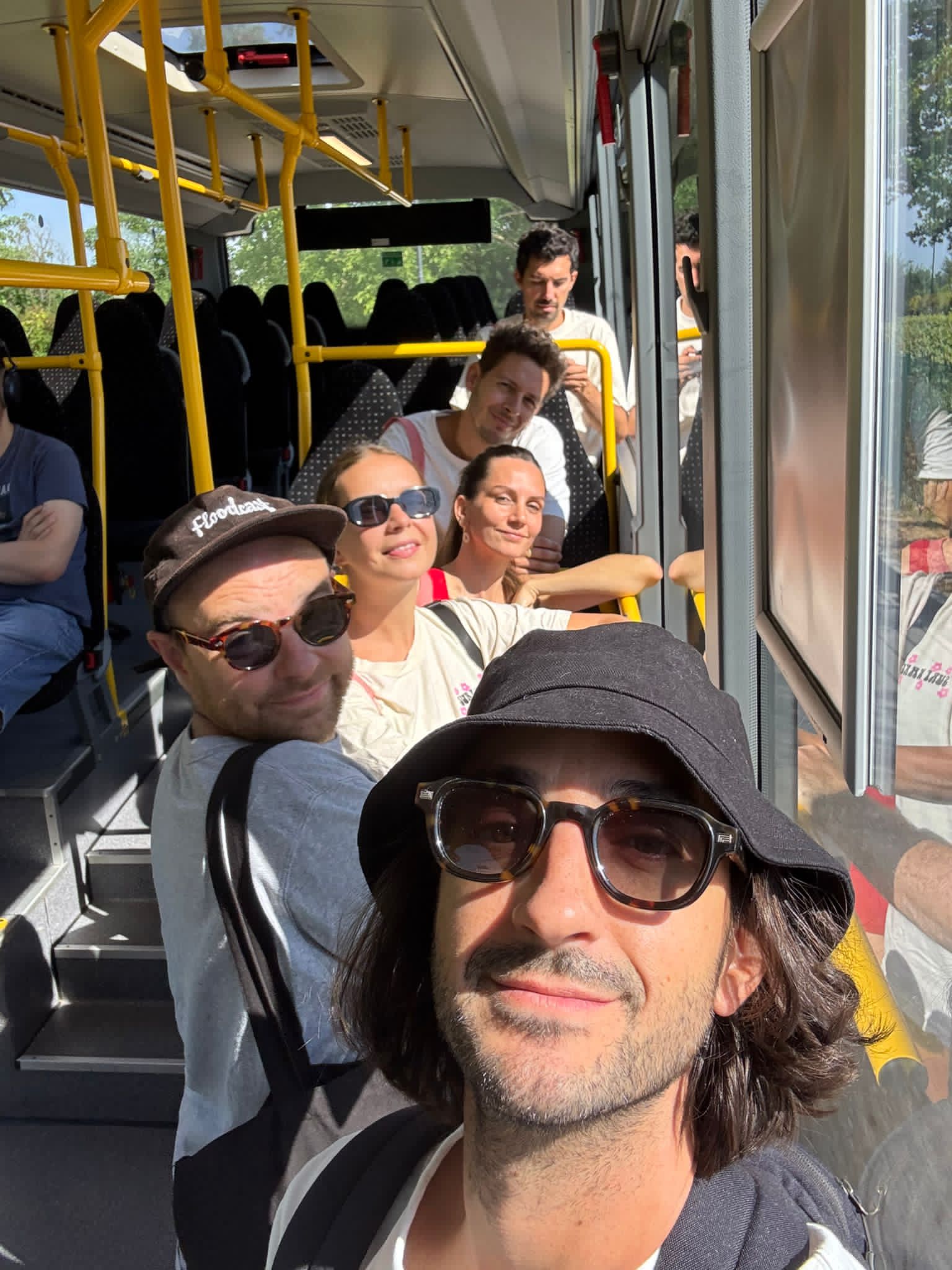 Photo de groupe dans le bus - Trajet vers l'aventure